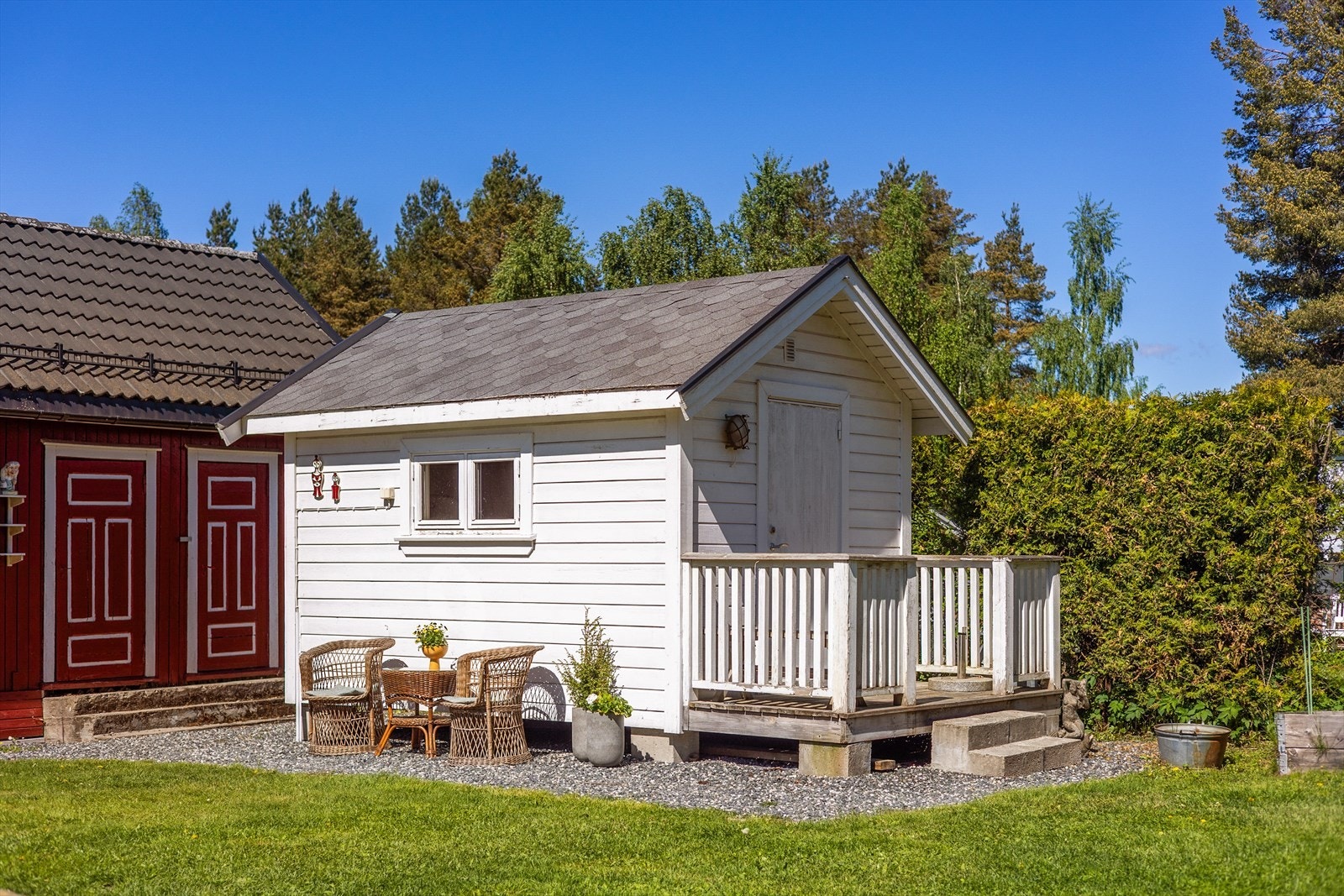En liten uteplass i tilknytning til lekestuen. Galleribilde