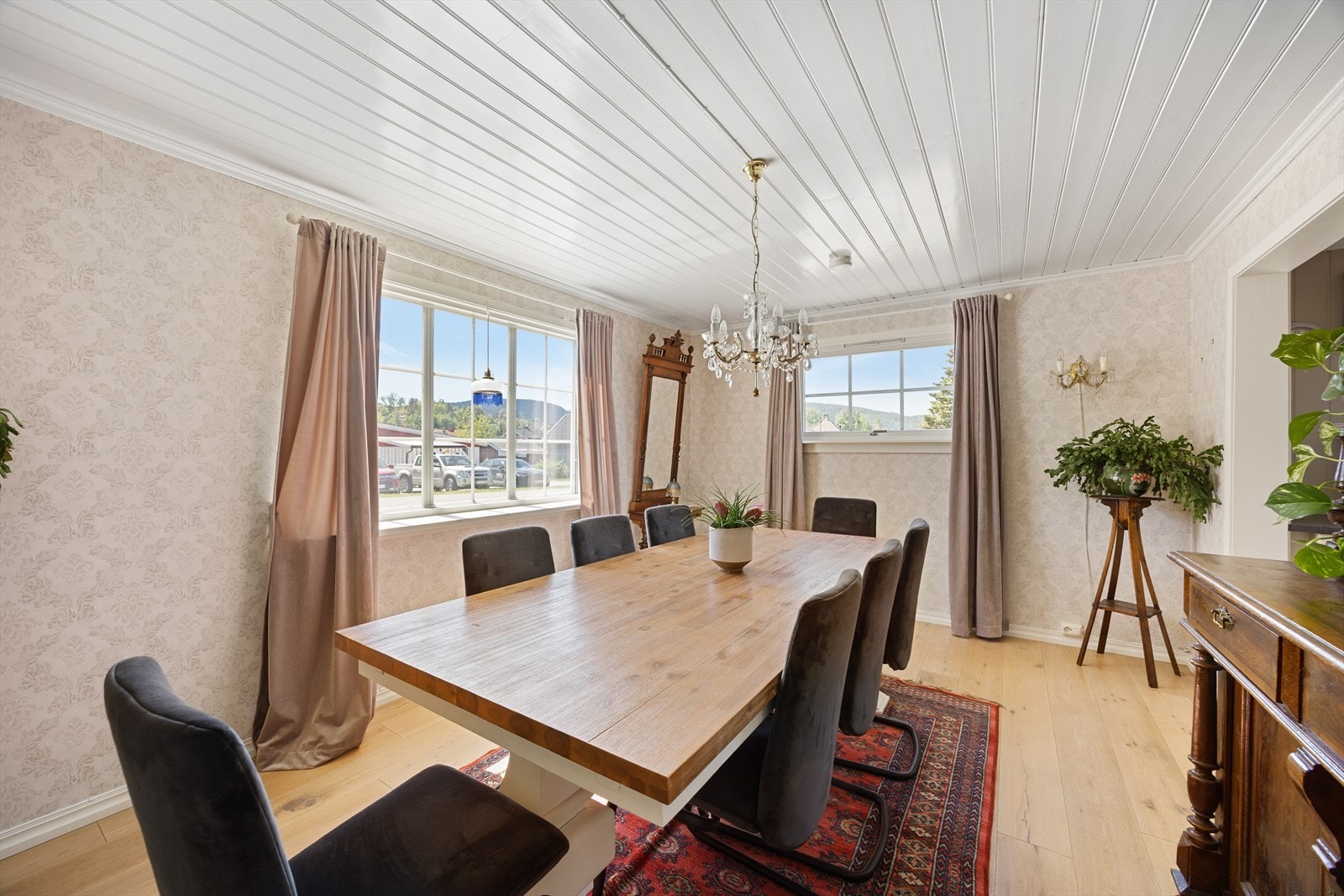 Spisestuen ligger i tilknytning til kjøkkenet og har god plass til et stort spisebord. Galleribilde