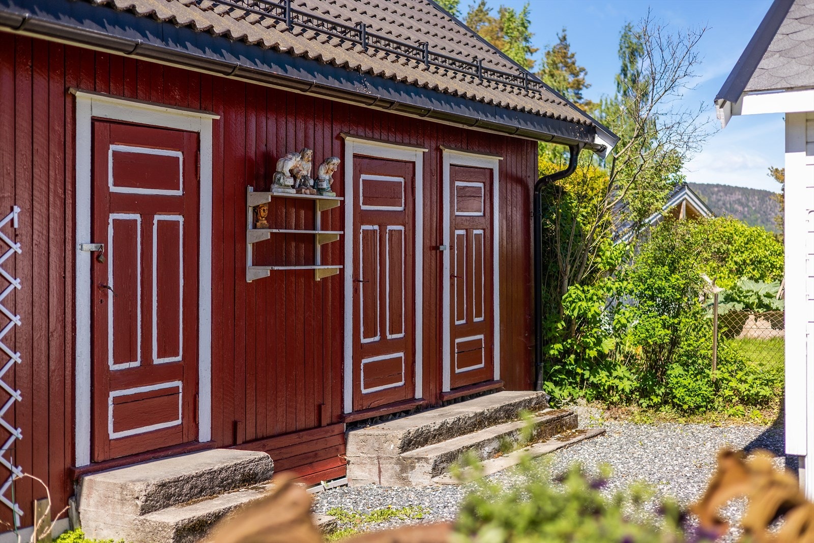 Separate innganger til bodene i uthuset. Galleribilde
