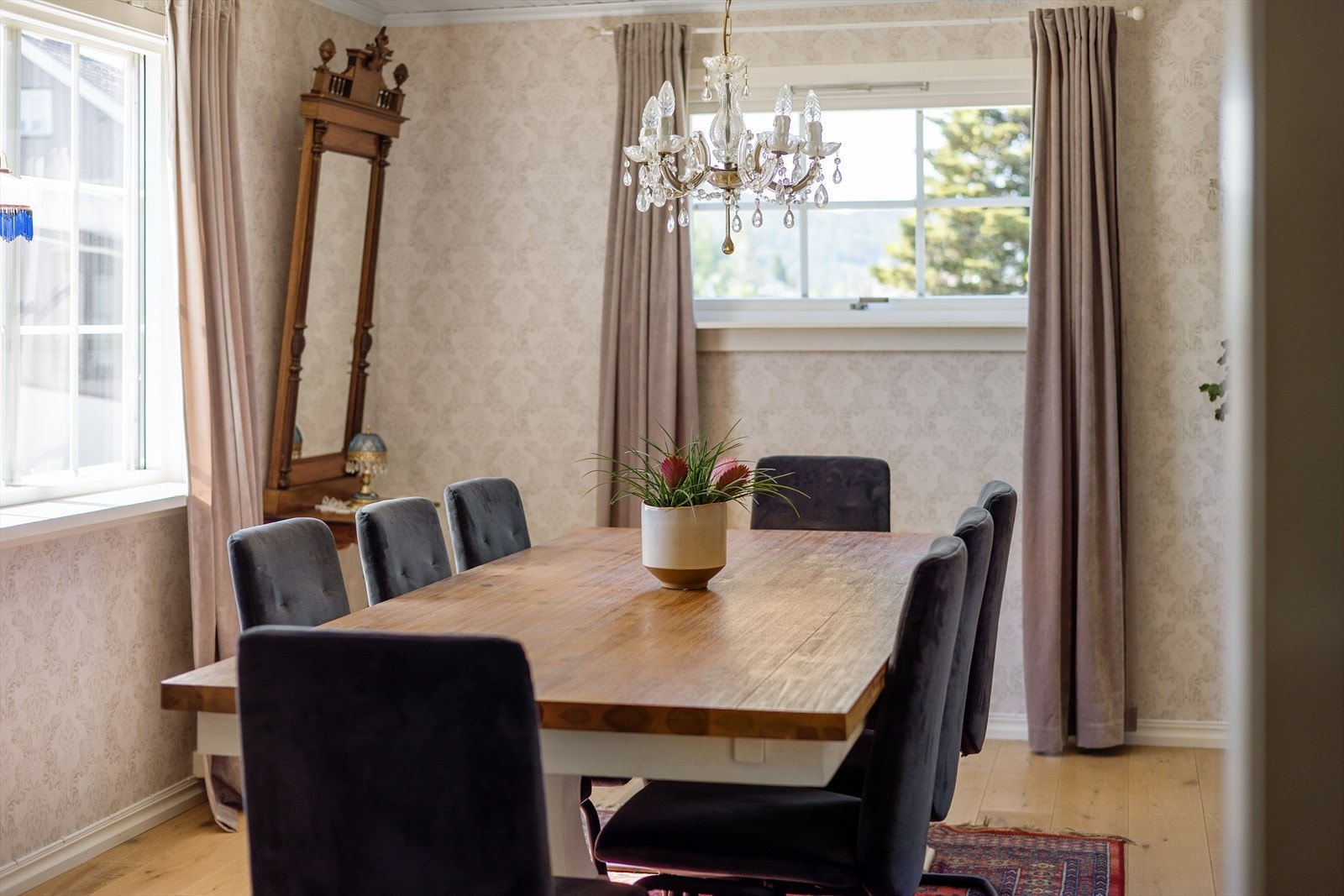 Vinduene i spisestuen ble i likhet med de fleste andre i boligen byttet i 2013. Galleribilde