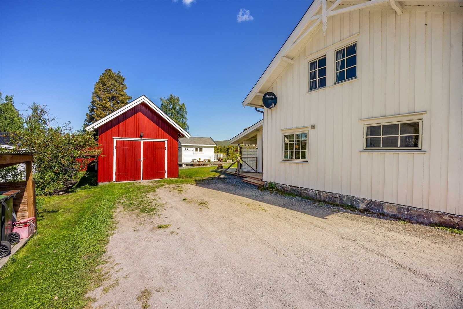 Eiet tomt på 611 m². Tomten er relativt flat og pent opparbeidet med plen, beplantning og grusede partier. Galleribilde