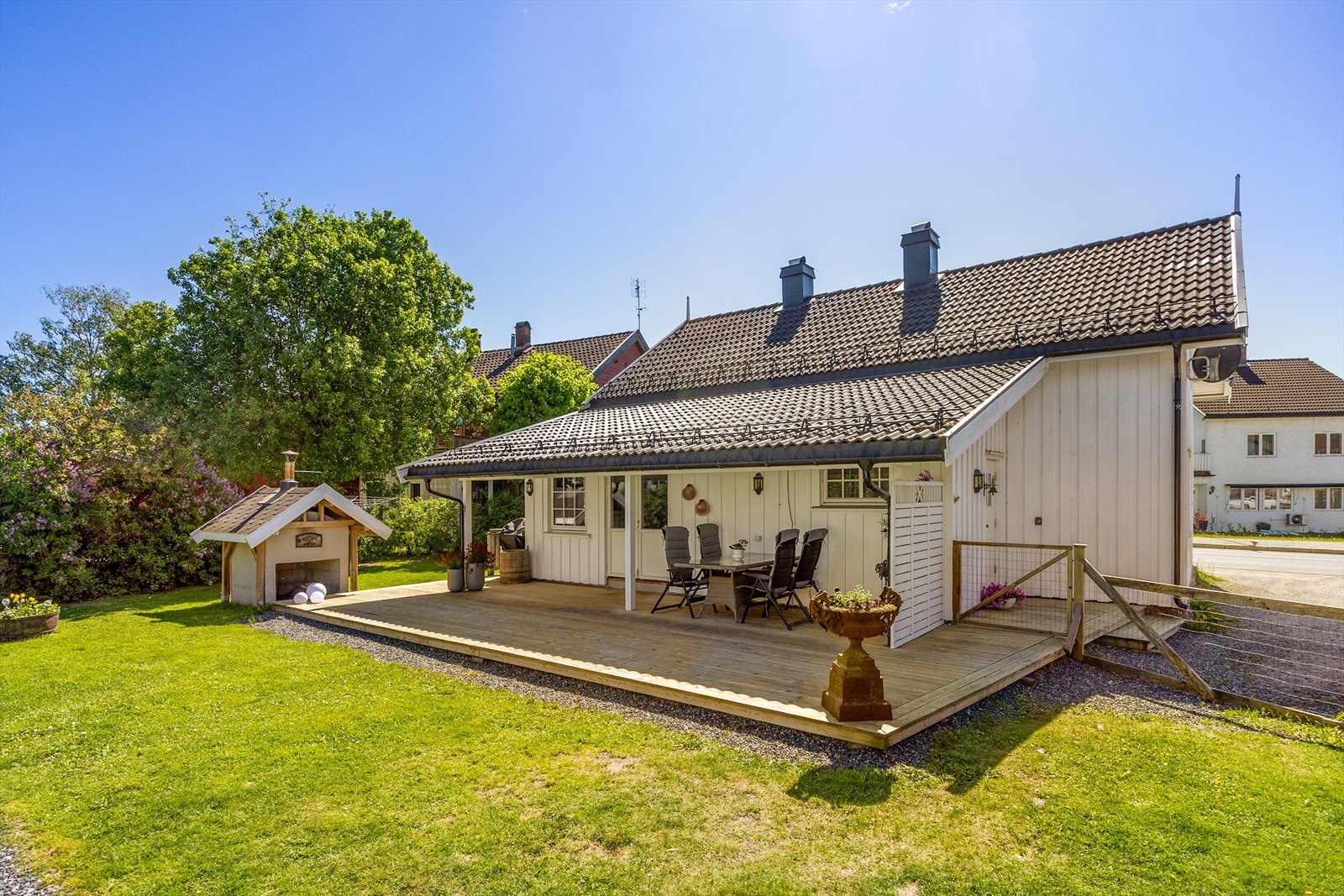 Velholdt og oppgradert enebolig sentralt i Lunde | Gode solforhold og stor terrasse | Dobbel garasje og uthus Galleribilde
