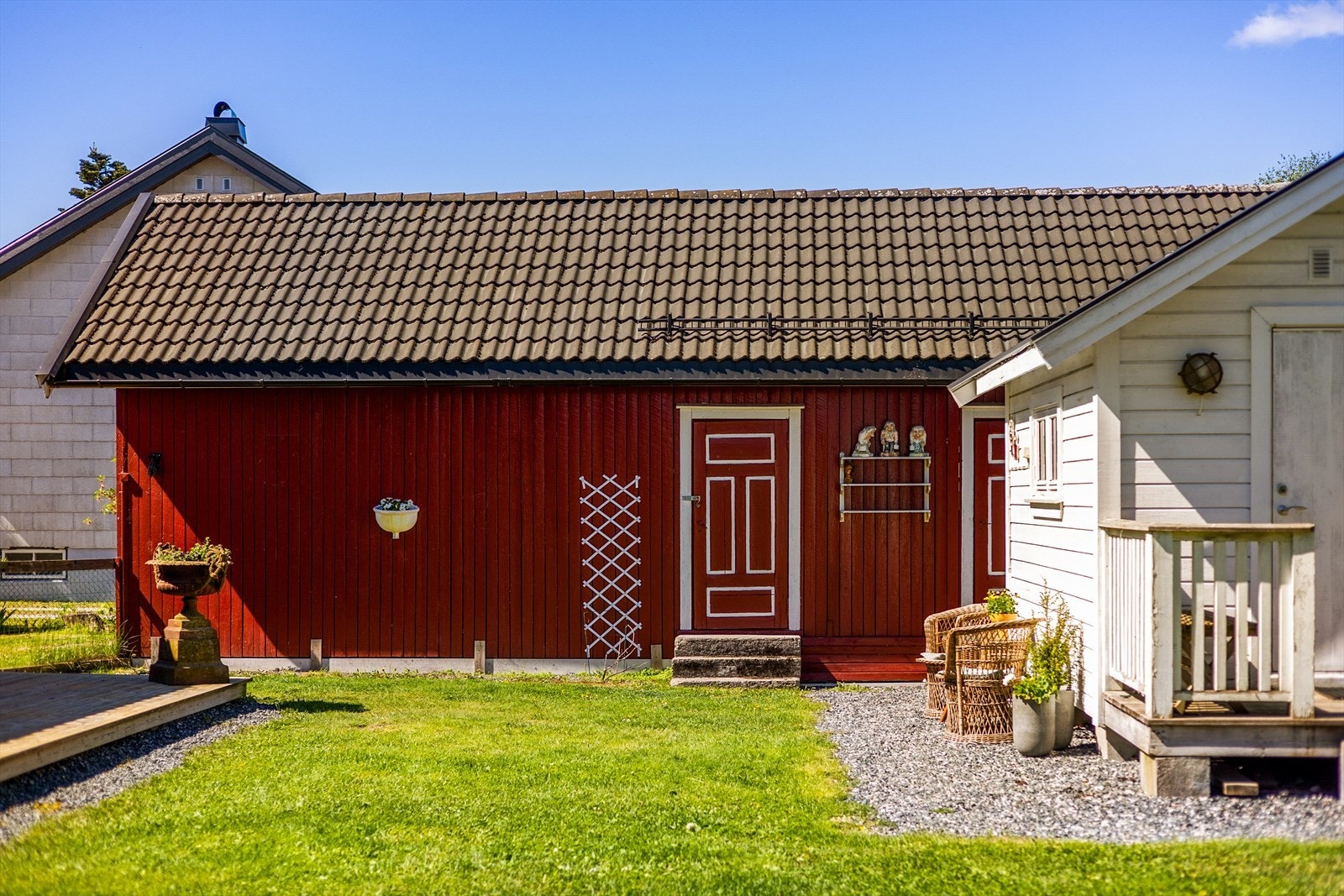 Uthuset rommer både garasje og bodplass. Galleribilde