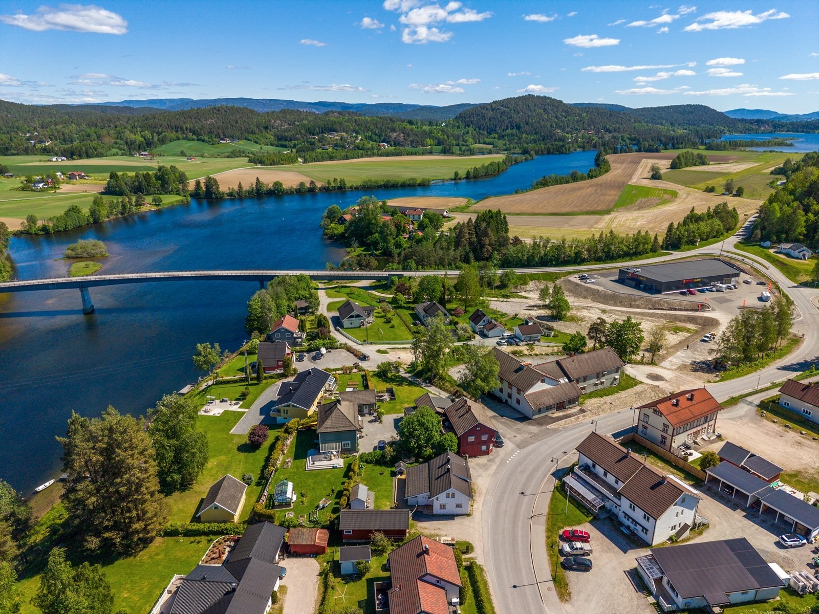 Oversikt over nærområdet med nærhet til både sentrum og natur. Galleribilde