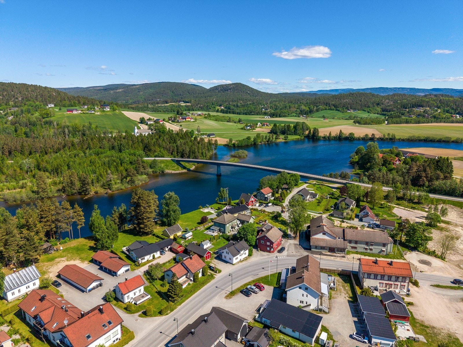 Nærheten til vann og grøntområder gir gode tur- og rekreasjonsmuligheter. Galleribilde
