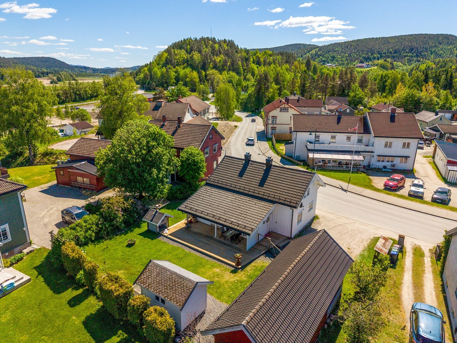Eiendommen sett fra luften, med hage og uthus. Galleribilde