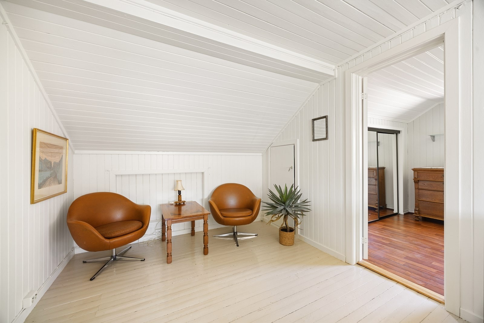 Loftstuen i andre etasje gir ekstra plass for en sittegruppe eller en arbeidsplass. Galleribilde