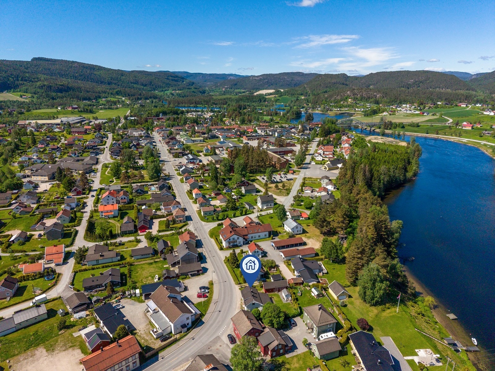 Eiendommen er markert med sin sentrale beliggenhet. Sommerstid er det kort vei til Ulefoss og Norsjø med gode bademuligheter og båtliv. Galleribilde