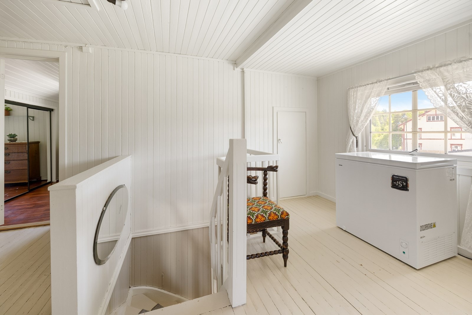 Tretrappen leder opp til gangen i andre etasje, som fordeler tilgangen til soverommene. Galleribilde