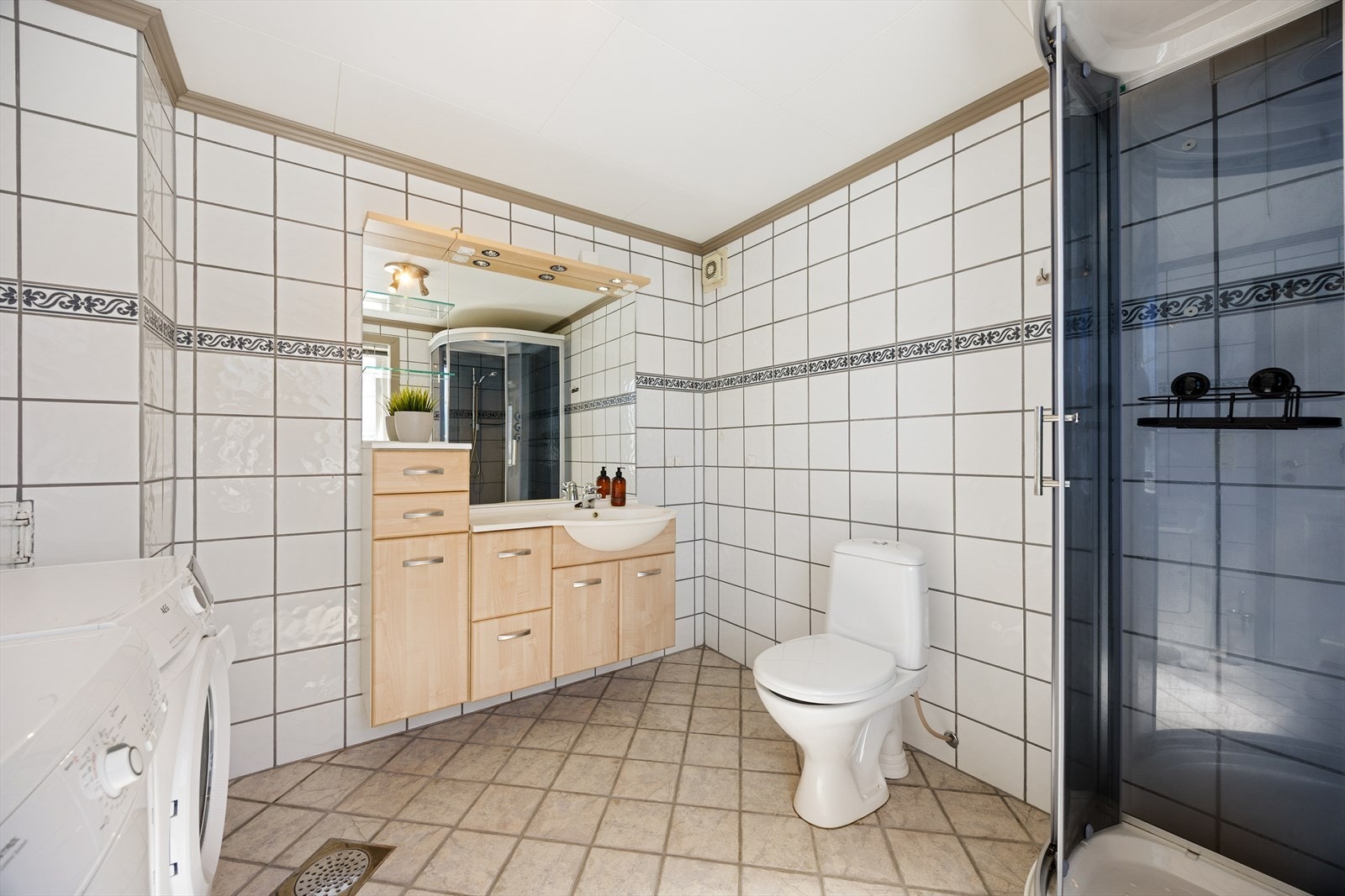 Badet i første etasje er flislagt og har elektriske varmekabler i gulvet. Galleribilde
