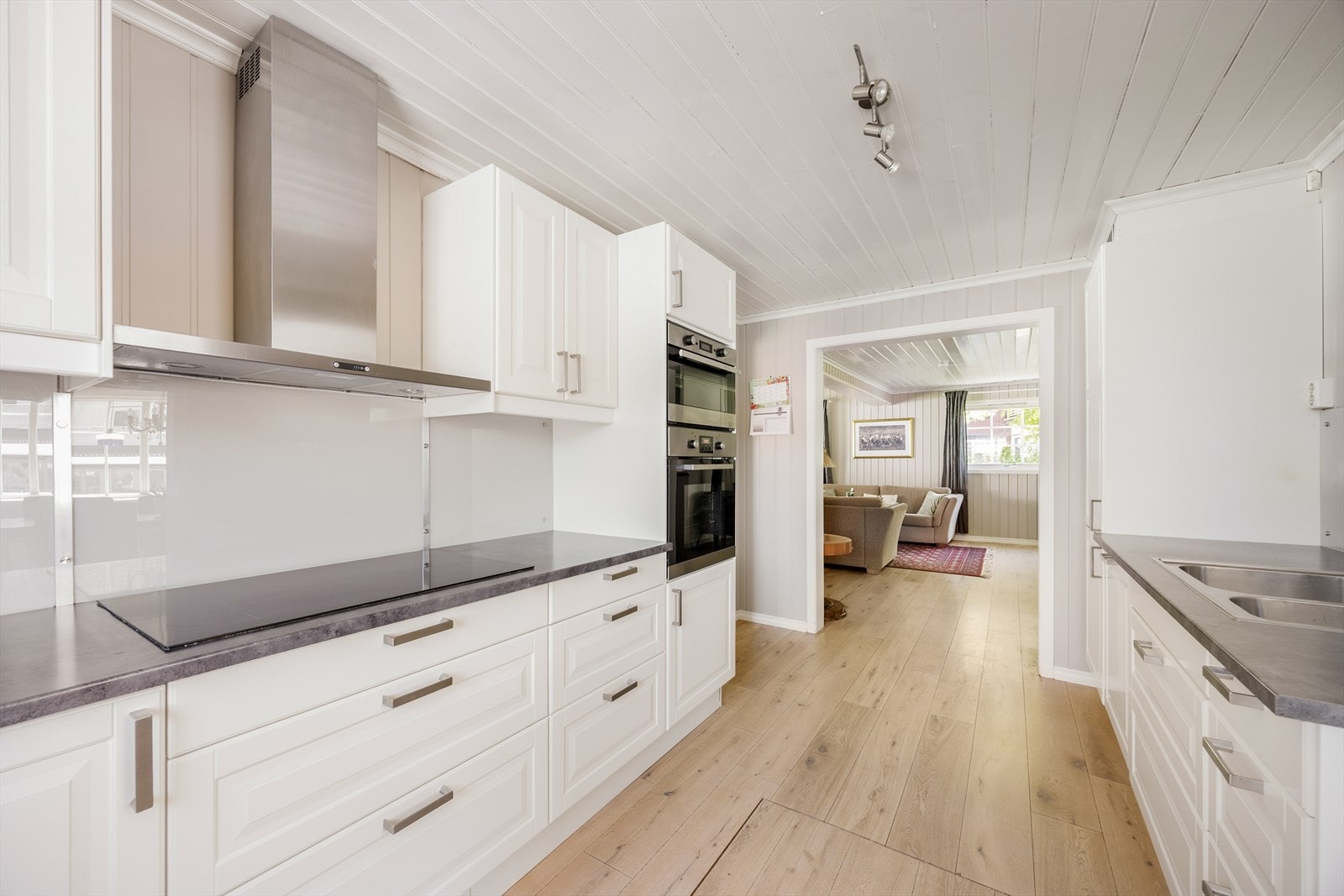 Kjøkkenet er utstyrt med platetopp, komfyr, stekeovn, oppvaskmaskin og kjøl/fryseskap. Galleribilde