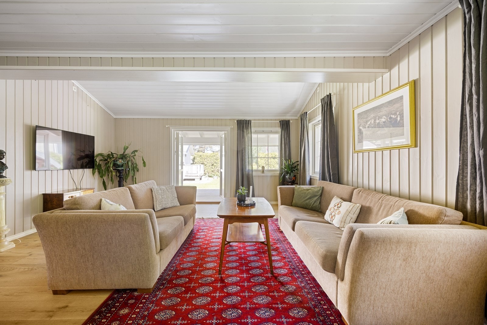 Fra stuen er det direkte utgang til en stor treterrasse på 39 m². Galleribilde
