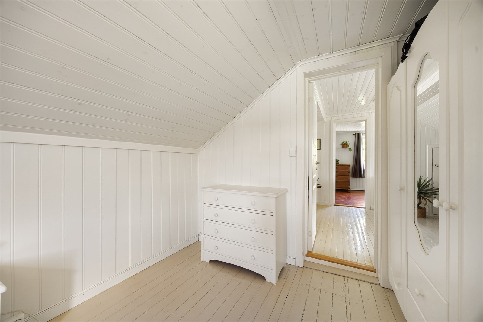 Lyse overflater og trepanel i himlingen er gjennomgående også i denne etasjen. Galleribilde