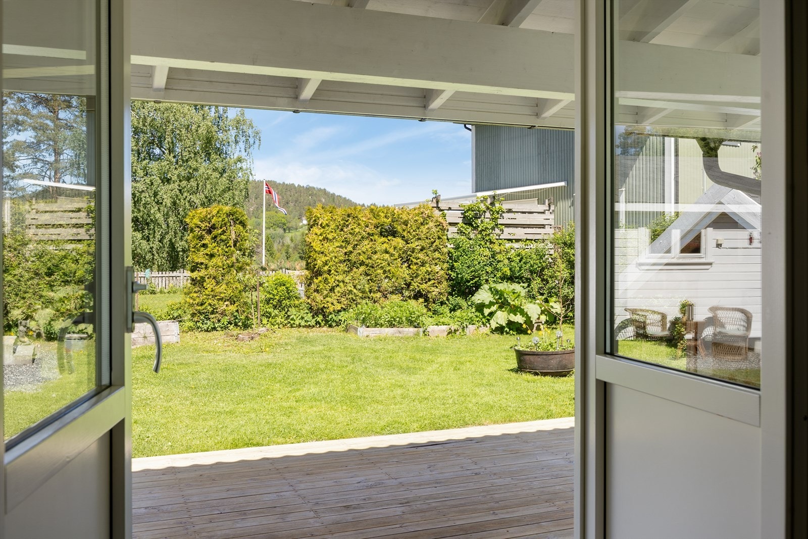 Fra stuen åpner dørene seg mot hagen og terrassen. Galleribilde