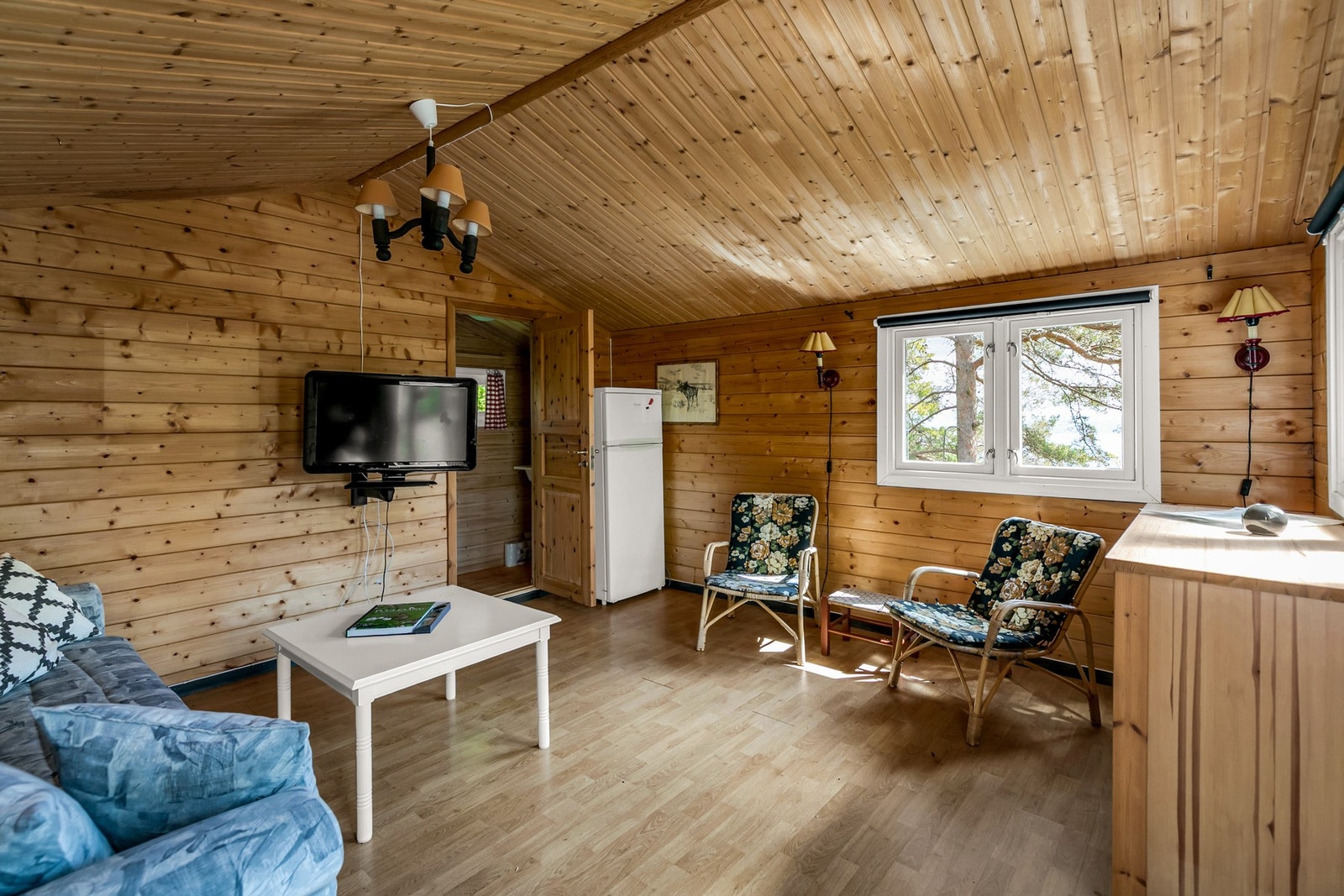Annekset er innredet og har god plass for gjester for overnatting samt eget rom med forbrenningstoalett. Galleribilde