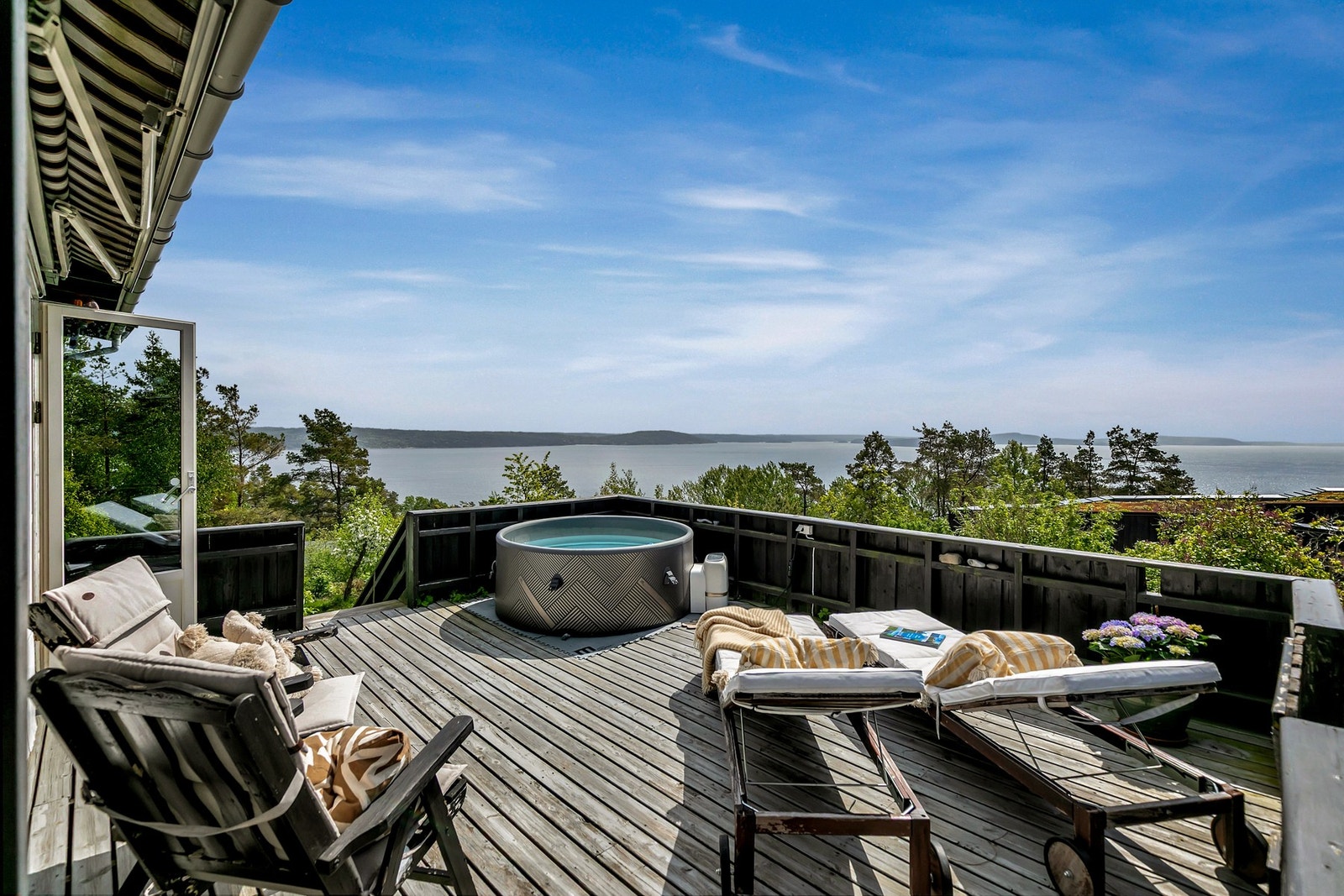 Stor terrasse med plass til flere sittegrupper. Galleribilde
