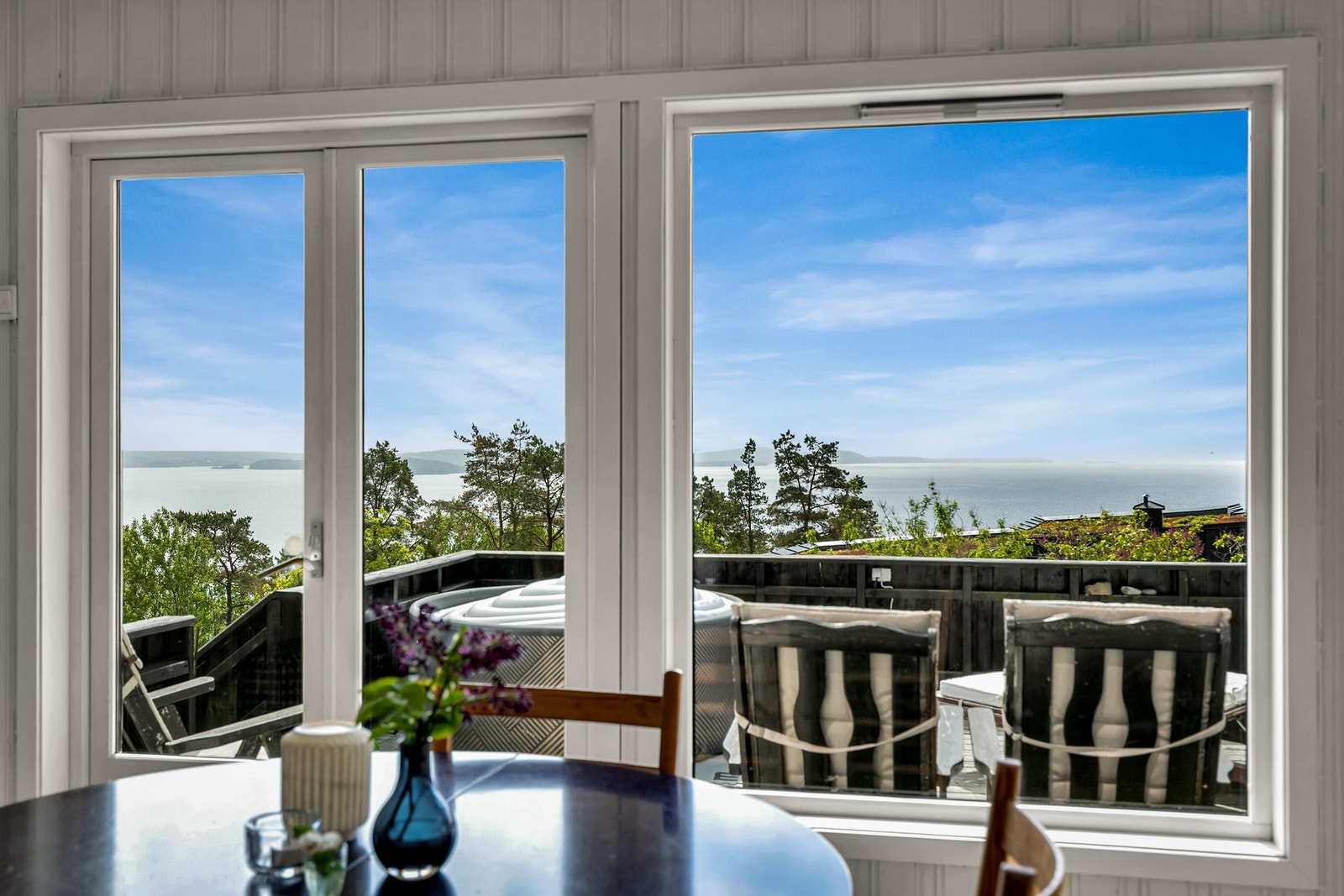 Utgang til solrik terrasse med nydelig utsikt mot fjorden. Galleribilde