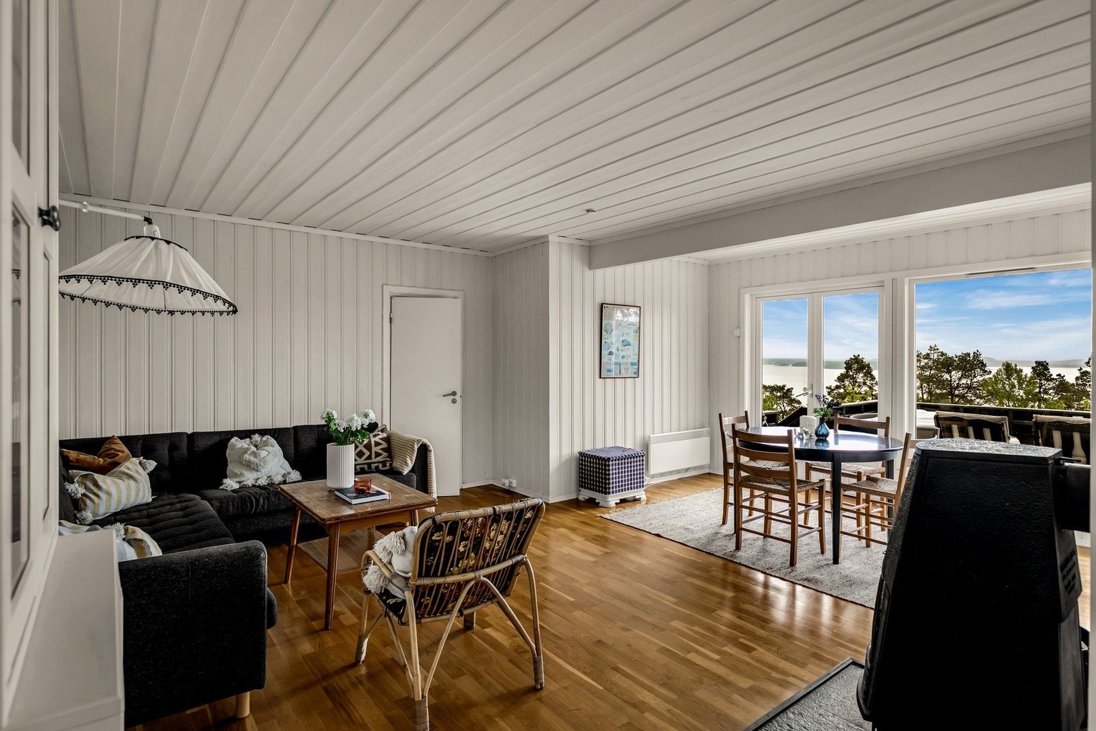 Lys stue med vedovn - Perfekt på kjølige kvelder. Galleribilde