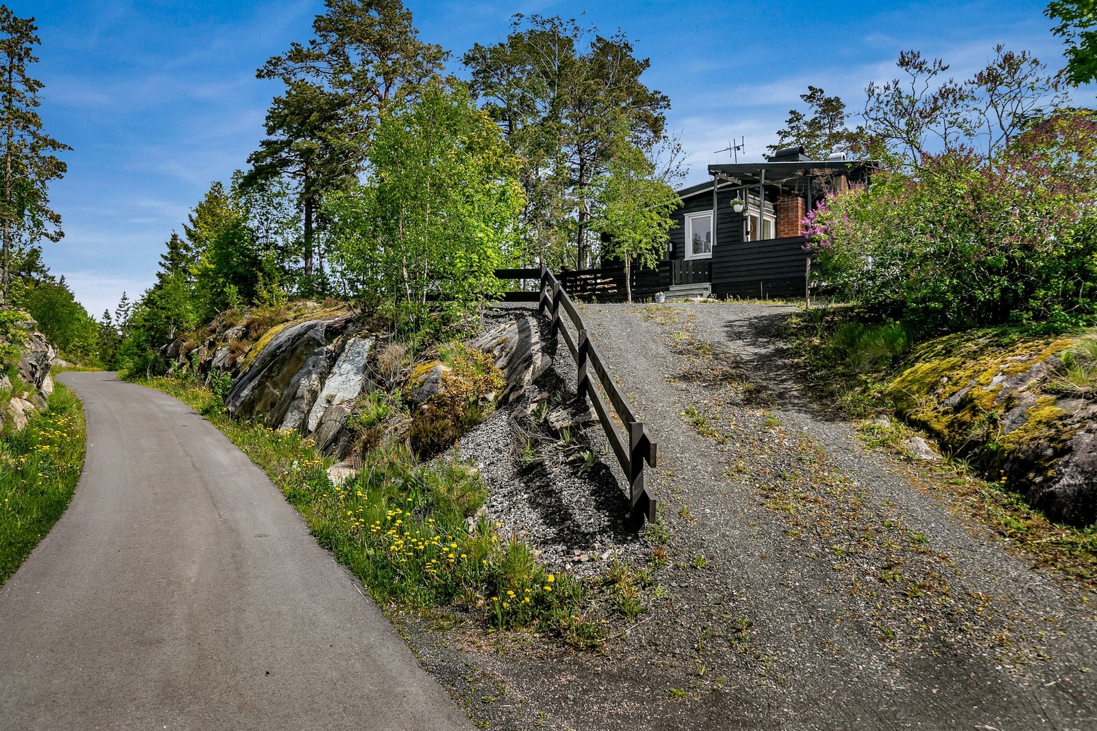 Gruset adkomstvei. Elektronisk bom inn til hyttefeltet. Galleribilde