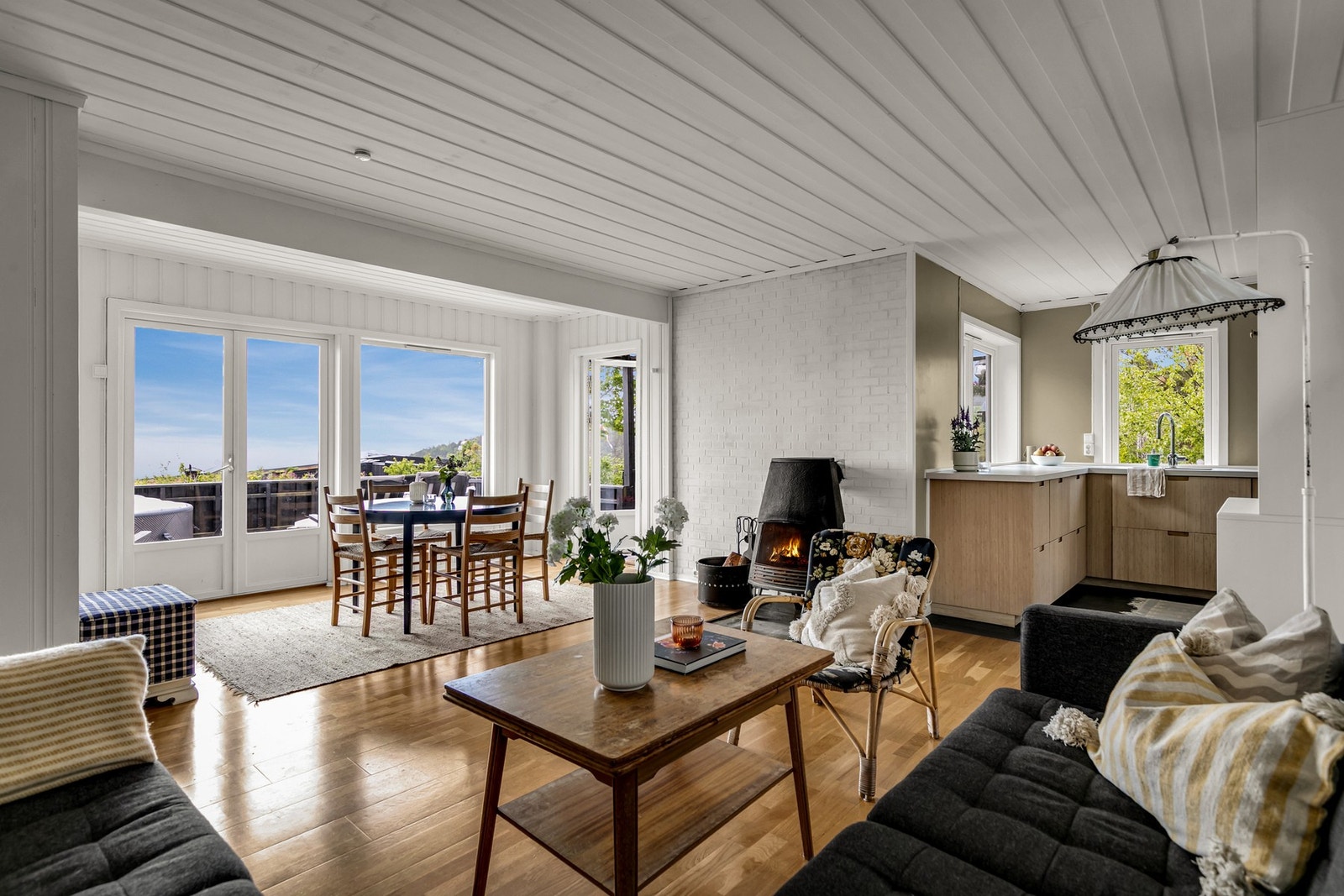 Lys og åpen stue med plass til både sofakrok og spisebord. Galleribilde