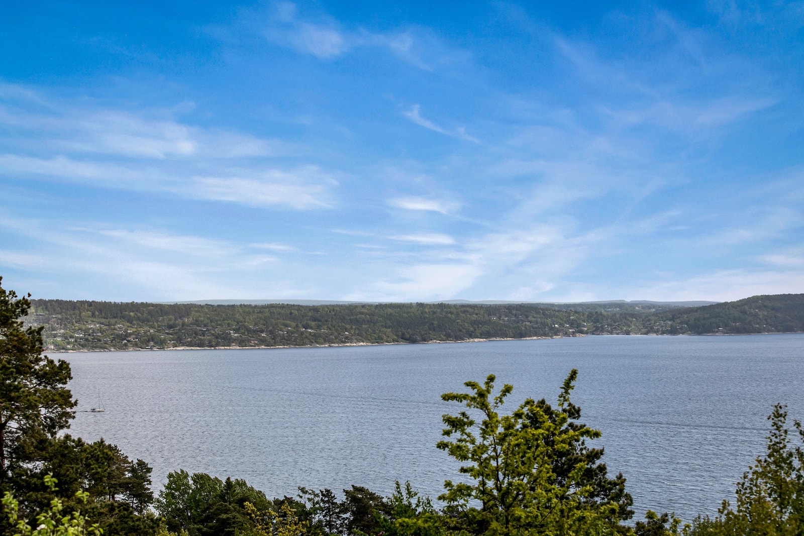 Vidstrakt fjordutsikt fra stuen og terrassen. Galleribilde