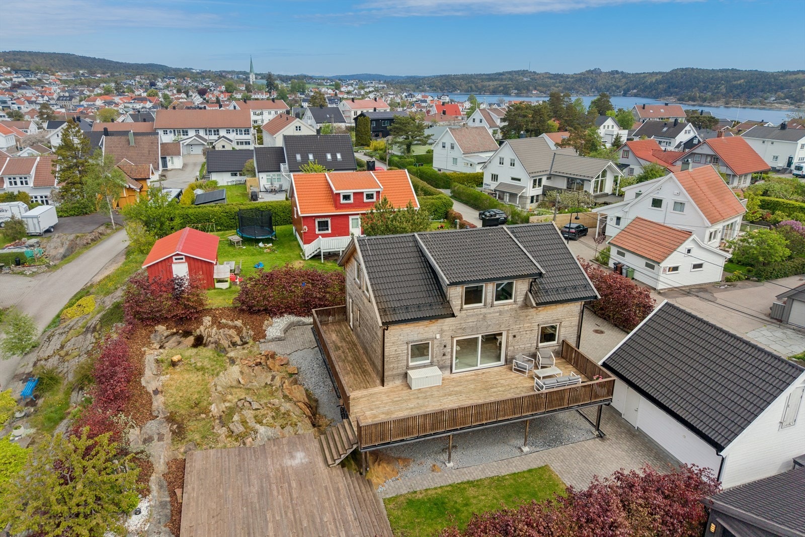 Eiendommen ligger i veletablert, rolig boligområde like ved sentrum og fine friområder. Galleribilde