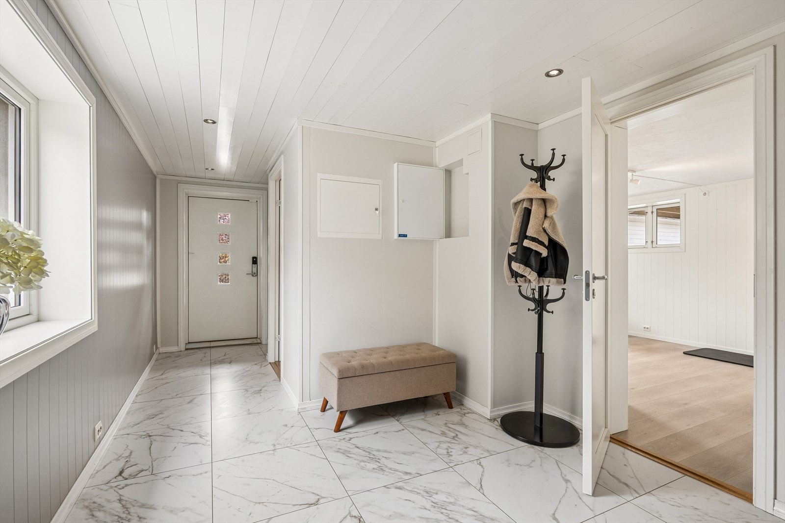 Velkommen inn i en romslig hall. Galleribilde