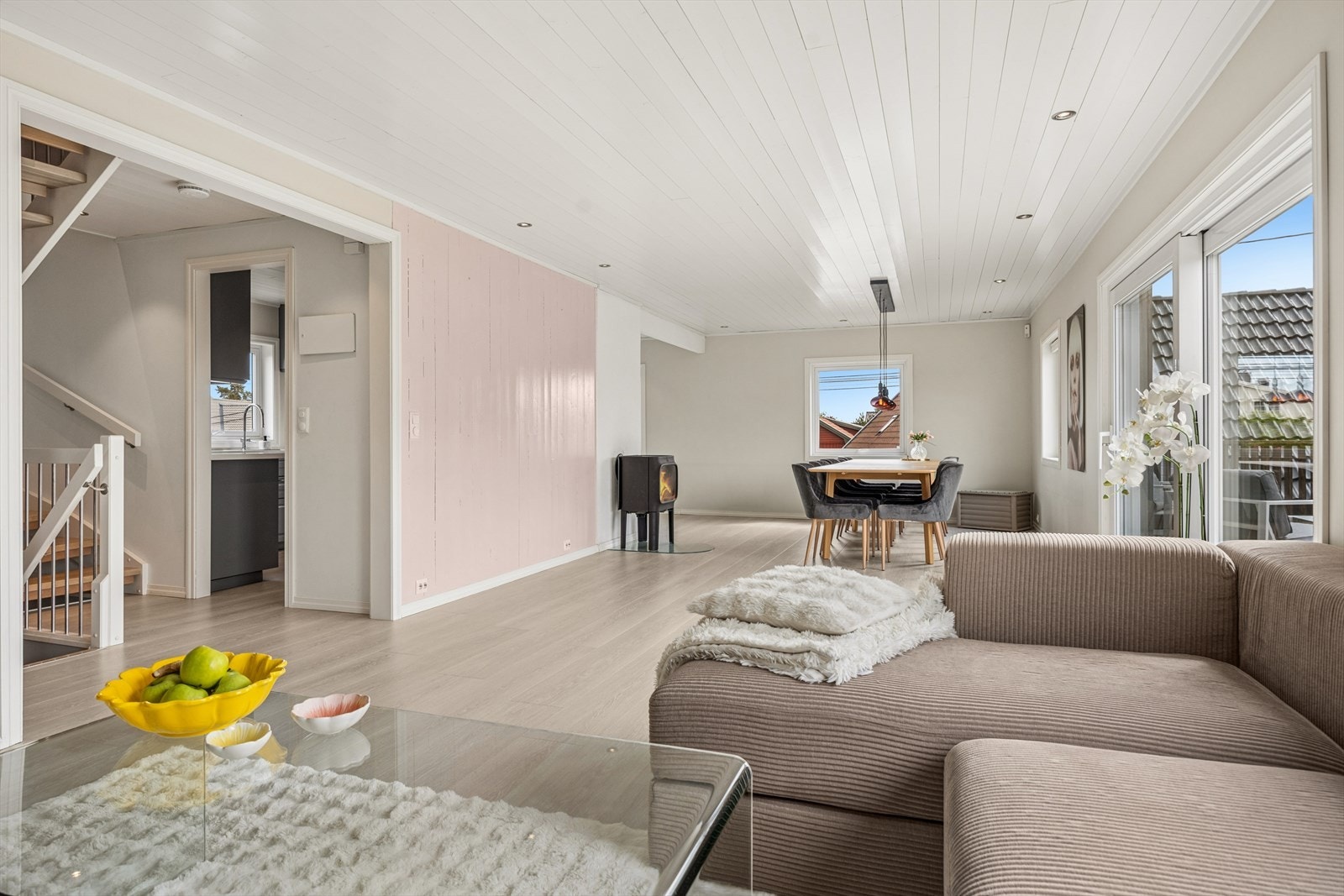 Stuen er lys og trivelig med downlights, samt ny peisovn. Galleribilde