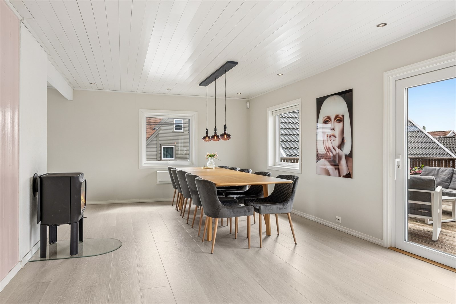Spisestuen har plass til stort spisebord. Galleribilde