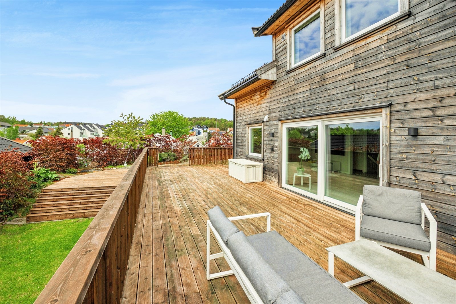 Stor terrasse med sol fra morgen til kveld. Galleribilde