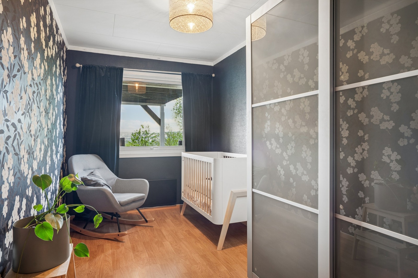 Et av soverommene, med god plass til garderobeløsning. Galleribilde