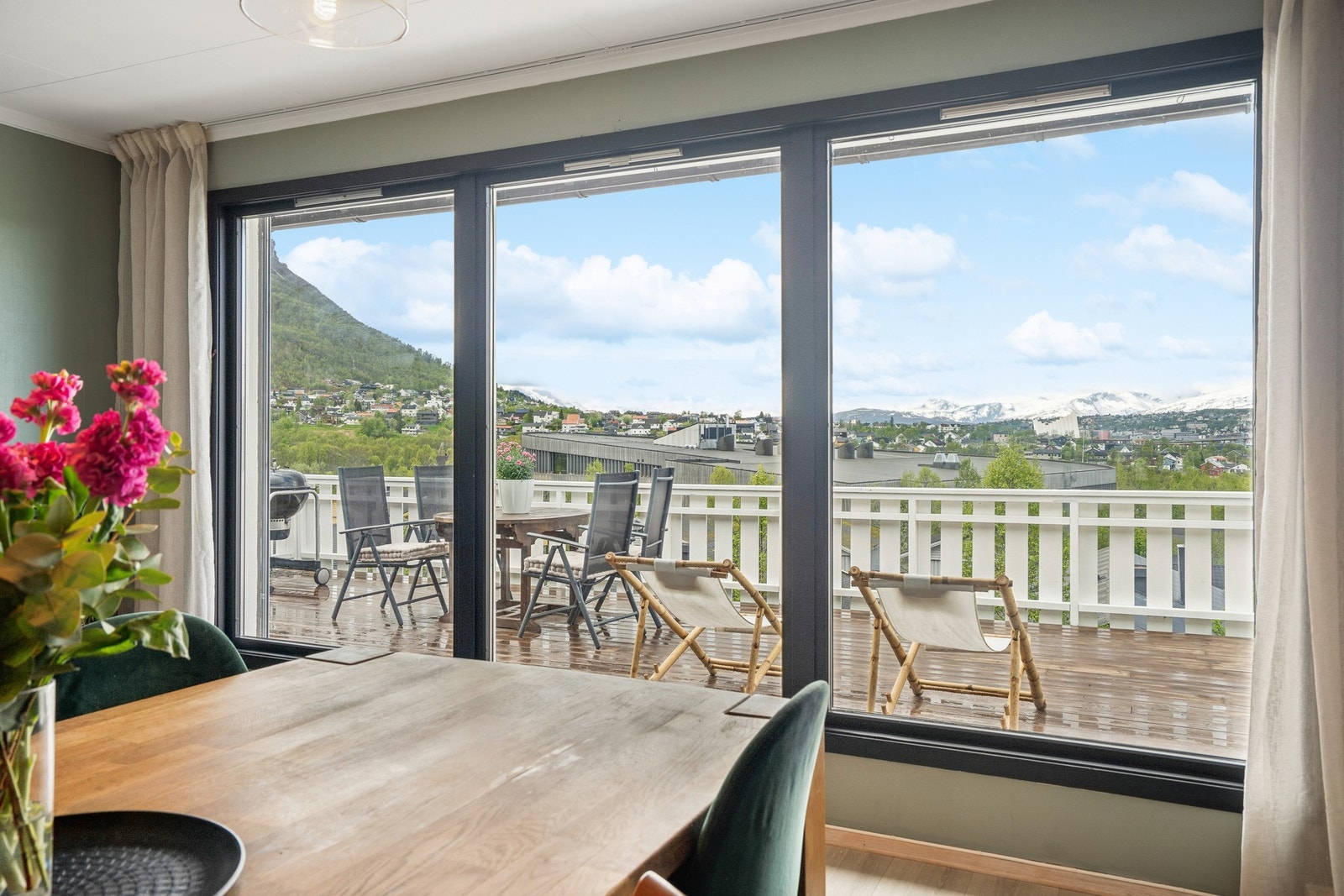 Fra stuen er det en flott utsikt over nærområdet, Tromsøysundet og fjellene. Galleribilde