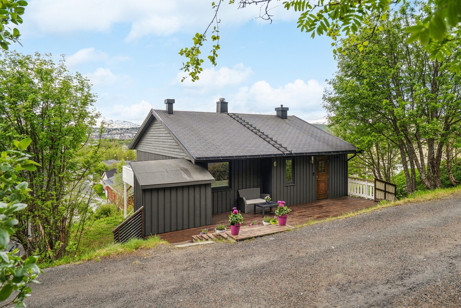 Boligen ligger i en stille gate med svært lite gjennomgangstrafikk. Galleribilde