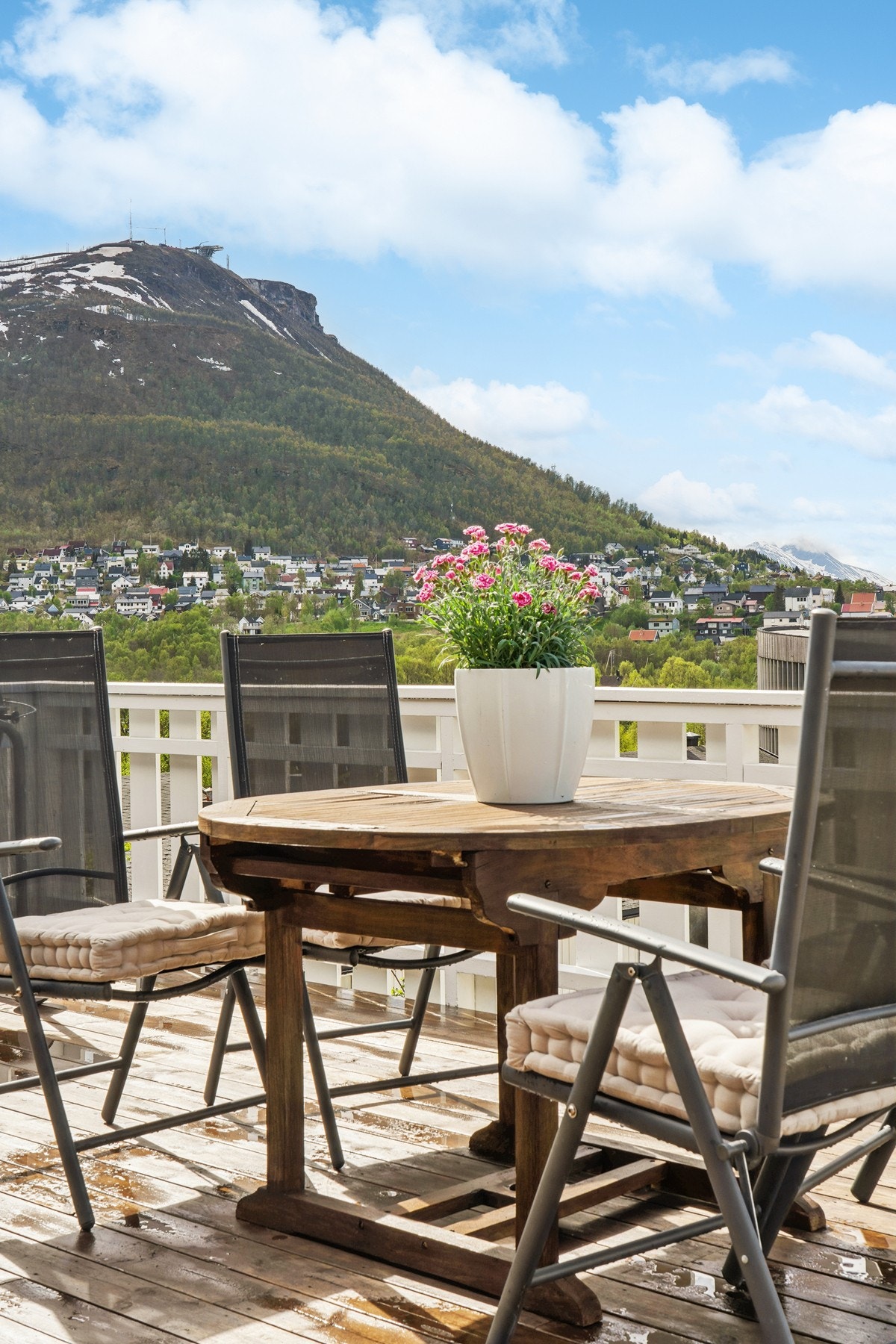 Fra terrassen har man utsikt mot Fjellheisen og de omkringliggende fjellene. Galleribilde