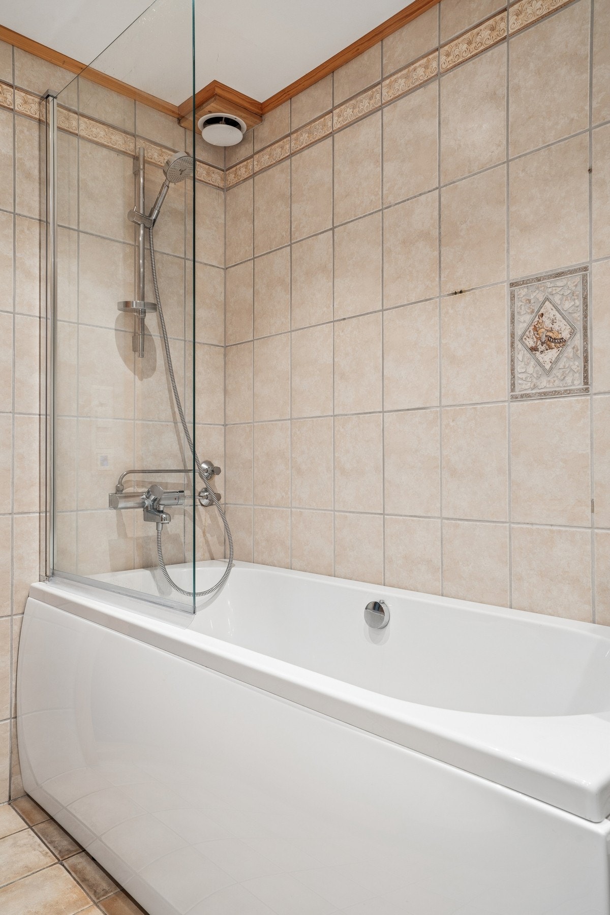 Badet er innredet med badekar med dusjløsning og har avtrekk med elektrisk styrt vifte. Galleribilde