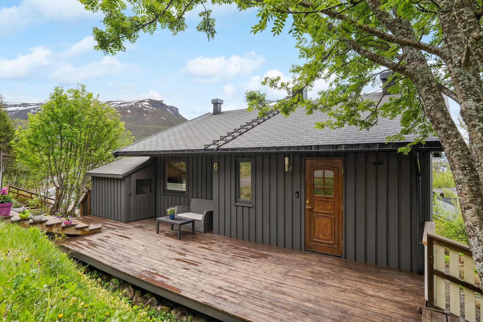 Hovedterrassen mot vest er på 37 m², og ved inngangspartiet er det en terrasse på 28 m². Galleribilde