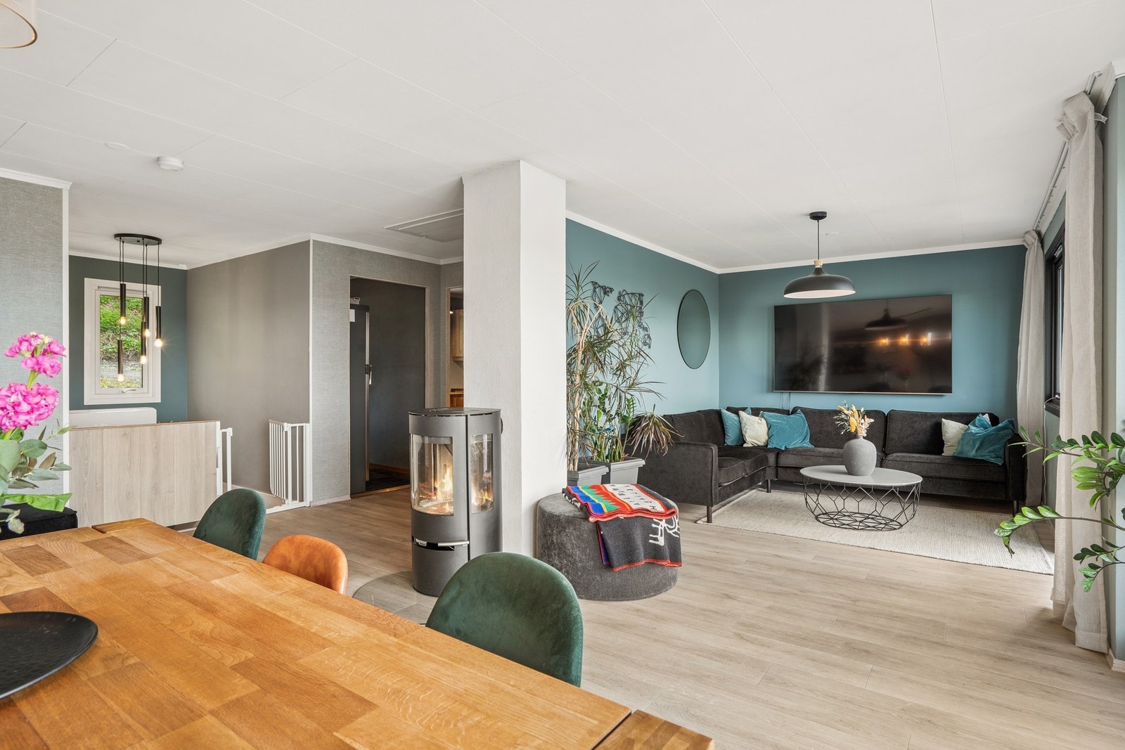 Oversiktsbilde av stuen som viser sammenhengen mellom sittegruppen og spiseplassen. Galleribilde