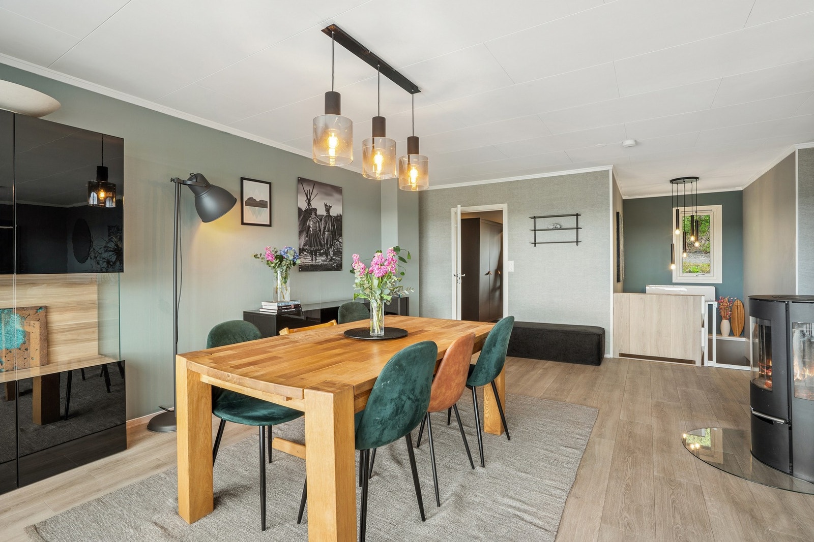 Spiseplassen er sentralt plassert i rommet, med enkel tilgang til både kjøkken og terrasse. Galleribilde