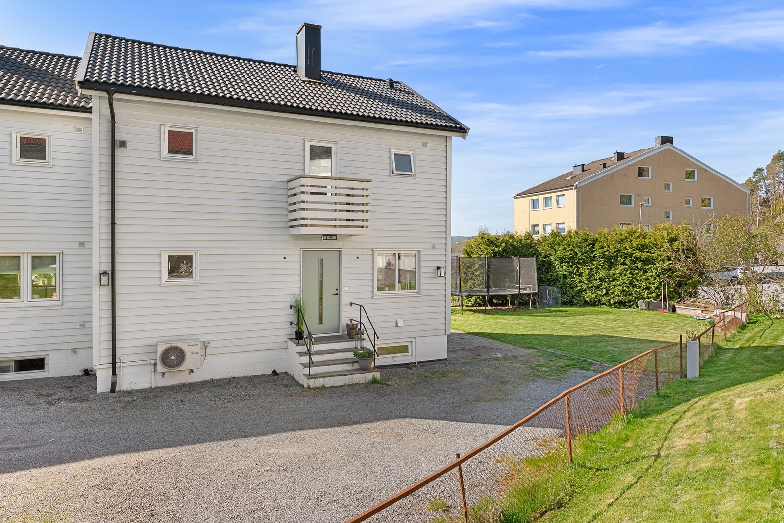 Boligen ligger innerst i rekken uten gjennomgangstrafikk. Galleribilde