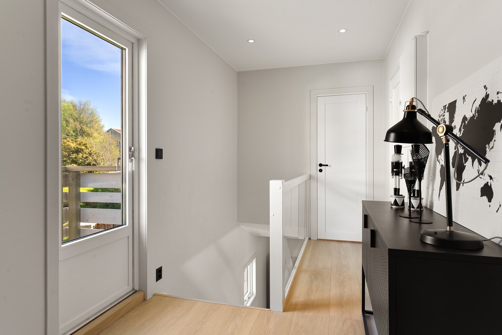 Det er lagt vekt på lekre detaljer som listefritt i taket og glassrekkverk på trappen. Galleribilde