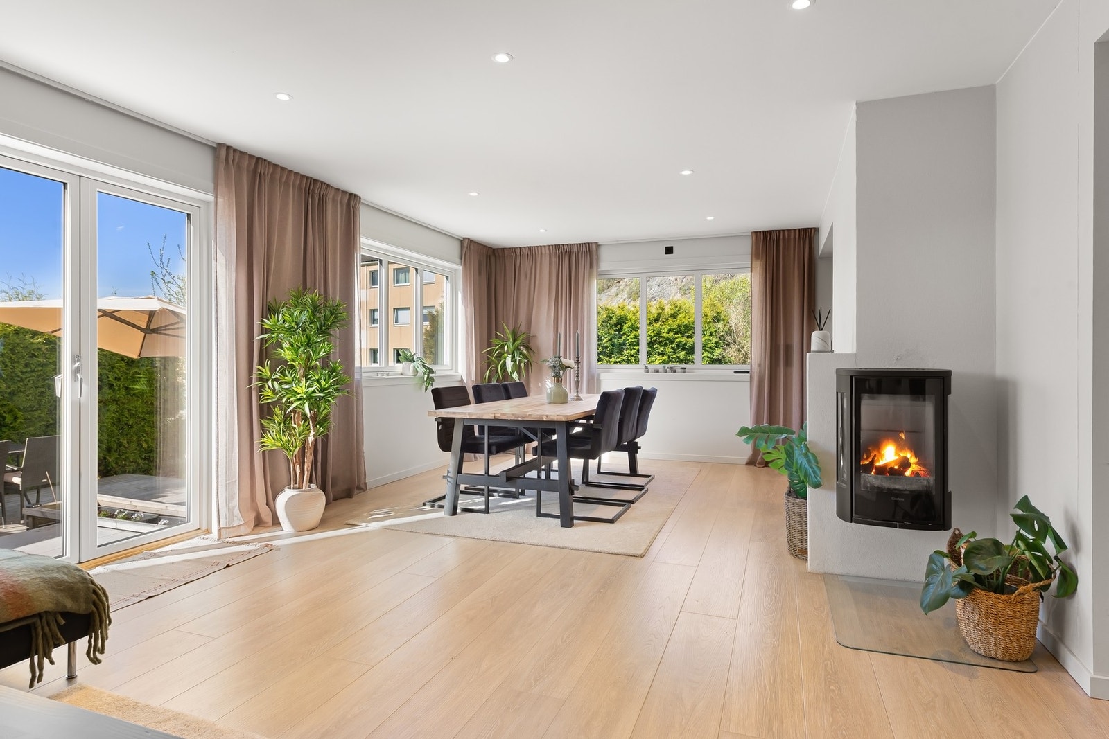 Det er god plass til ønsket møblering med f. eks spisestue og sofagruppe. Legg merke til den vegghengte peisen! Galleribilde