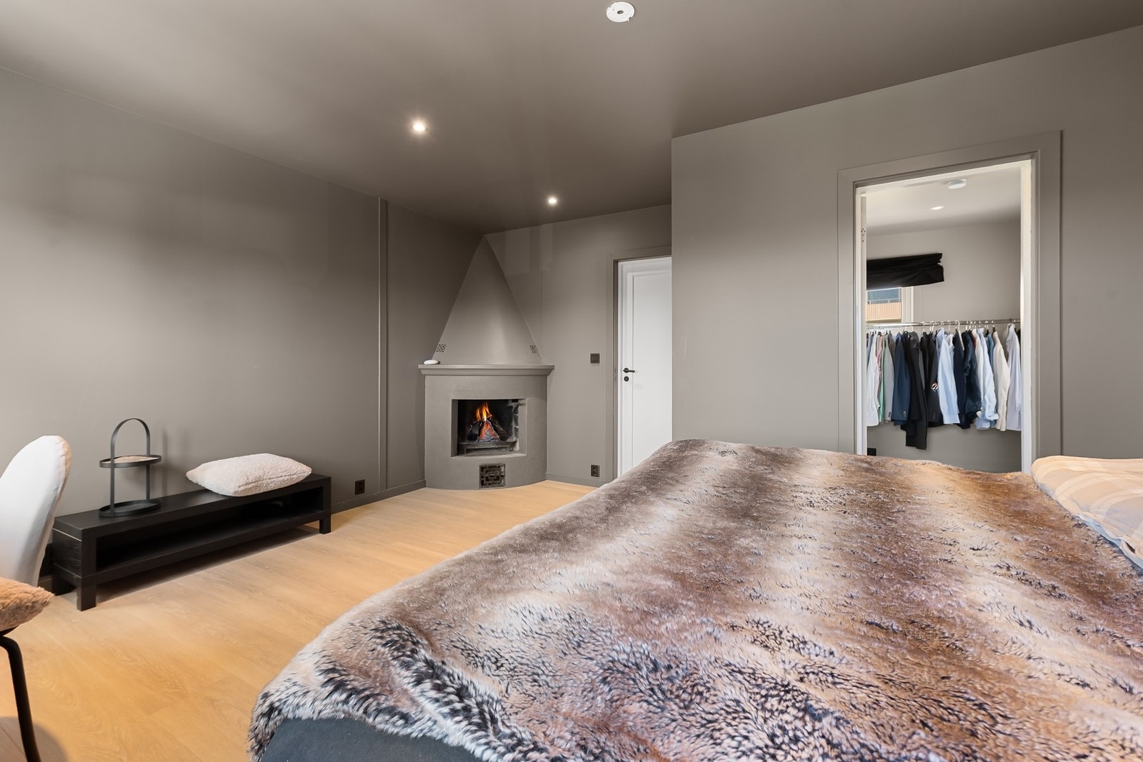 I tilknytning til hovedsoverommet er det et rom som egner seg fin til garderobe eller kontor. Galleribilde