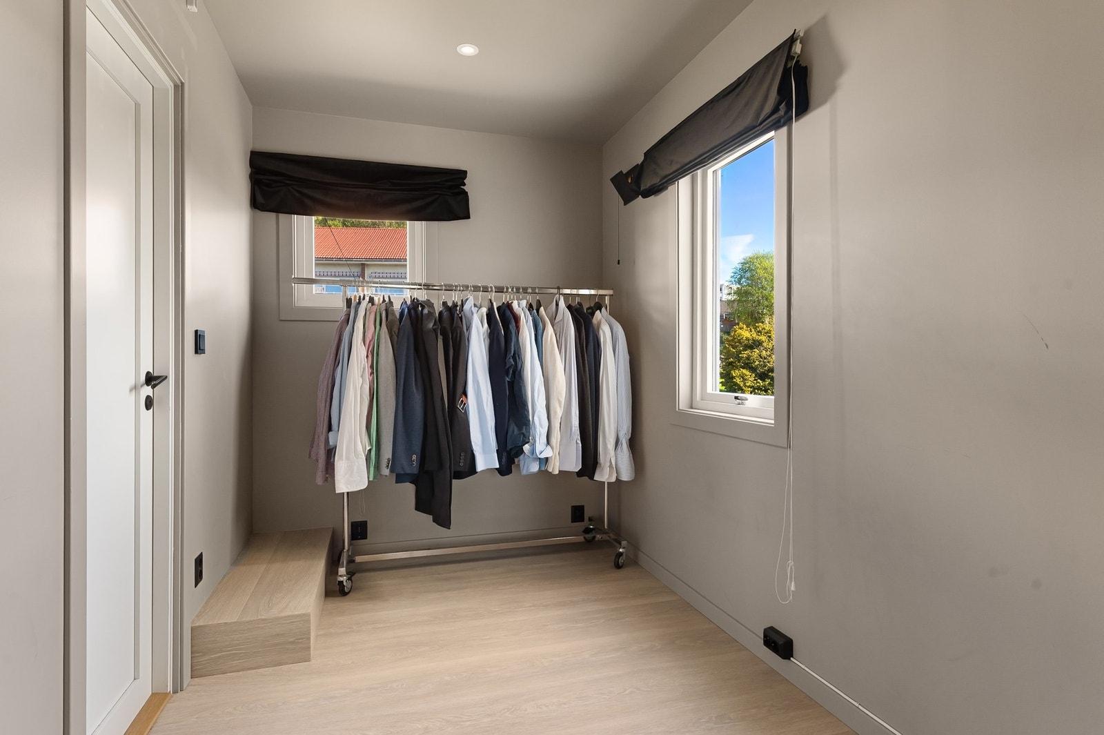 Rommet brukes i dag til garderobe, men kan fint bruke som kontor eller barnerom. Galleribilde