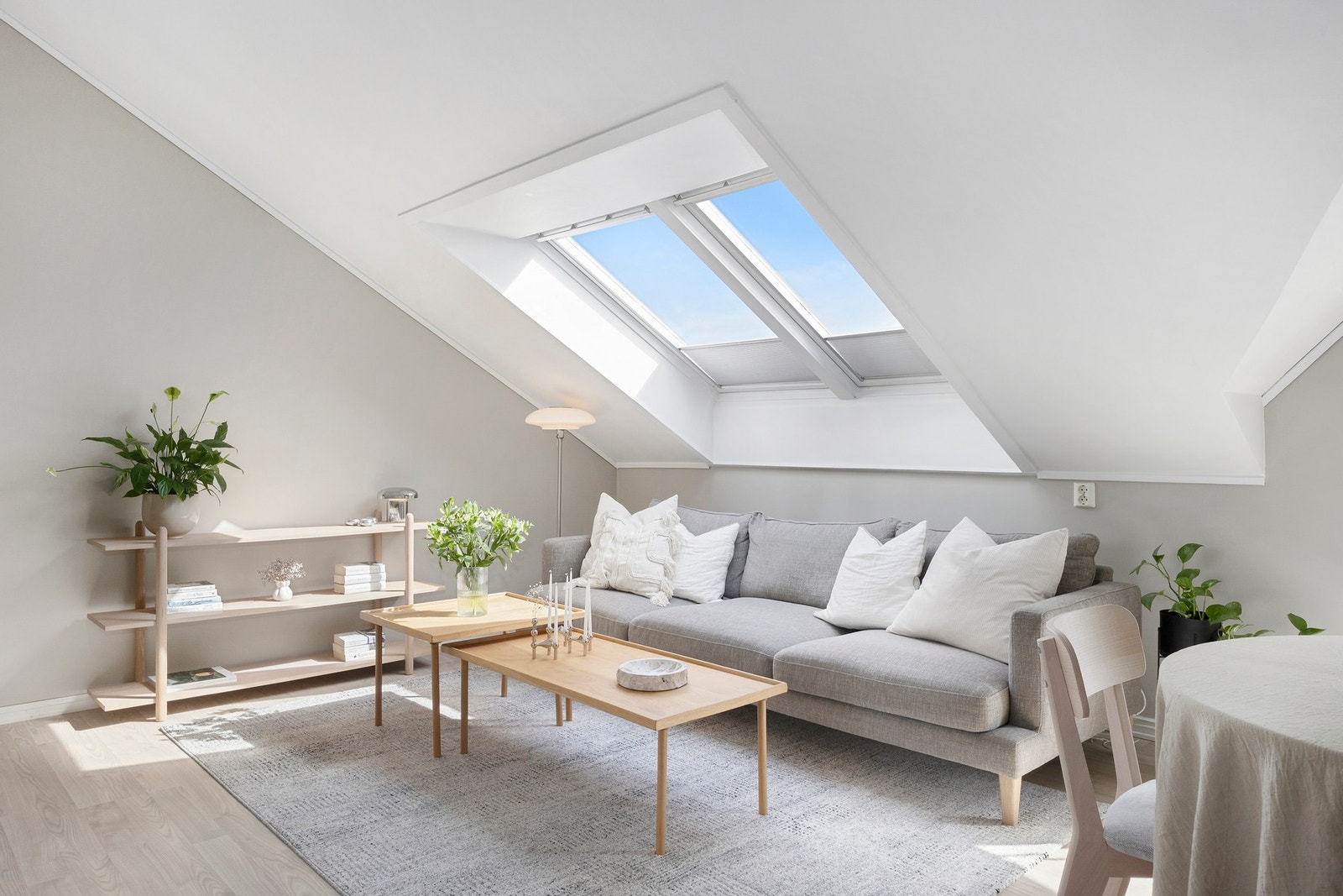Leiligheten er helt skjermet for innsyn, men har mye lysinnslipp. Galleribilde