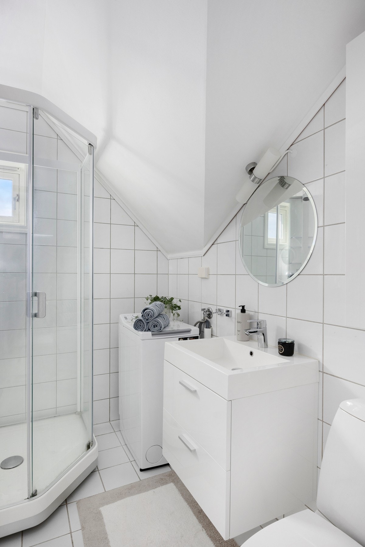 Innredet med dusjkabinett, servantskap, wc og opplegg for vaskemaskin. Galleribilde