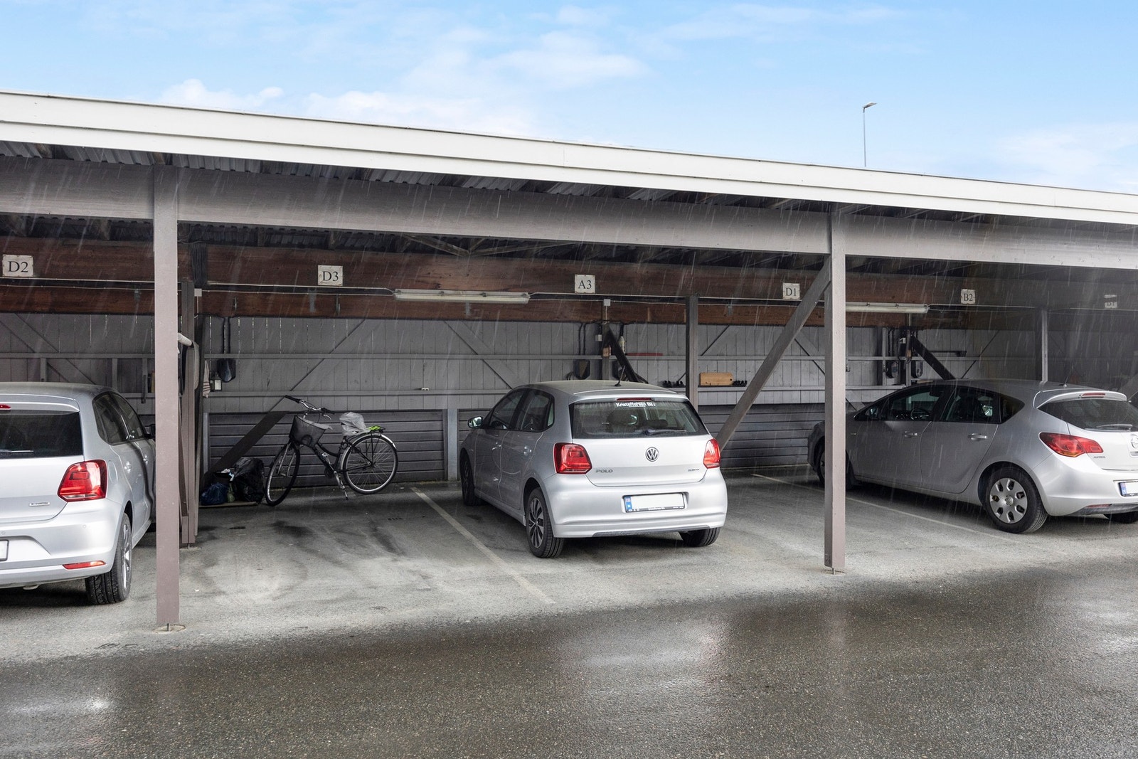 Det medfølger en parkeringsplass i carport med mulighet for el-bil lader. Snøbrøyting foran carport inngår i felleskostnadene. Galleribilde