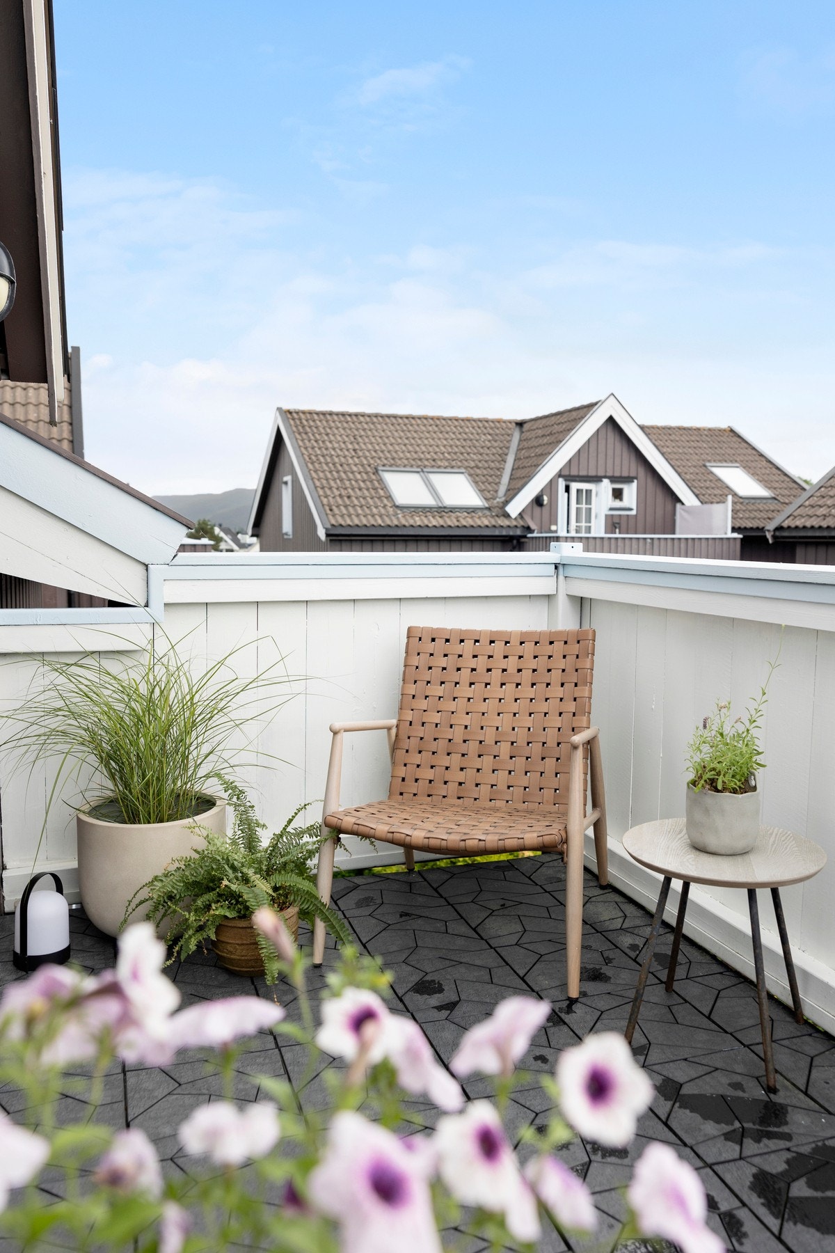 Balkongen er på 6 kvm og har veldig gode solforhold fra morgen til kveld på sommeren. Galleribilde