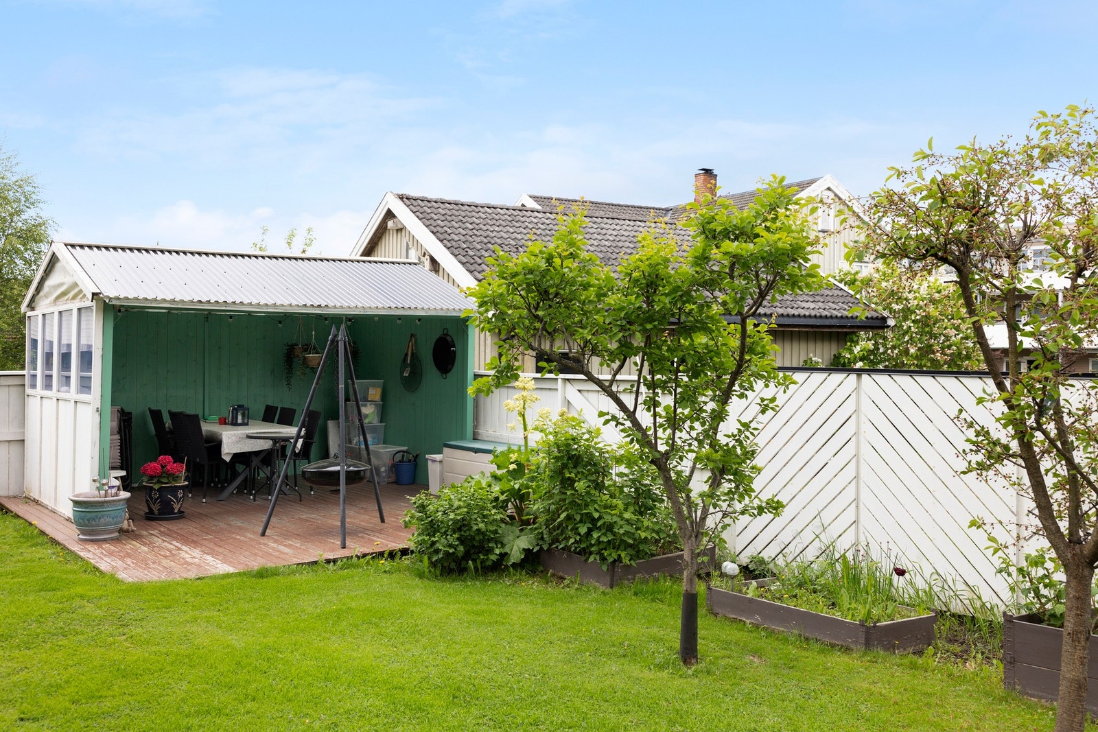 Sameiet har et veldig hyggelig uteareal med hage og felles utestue. Galleribilde
