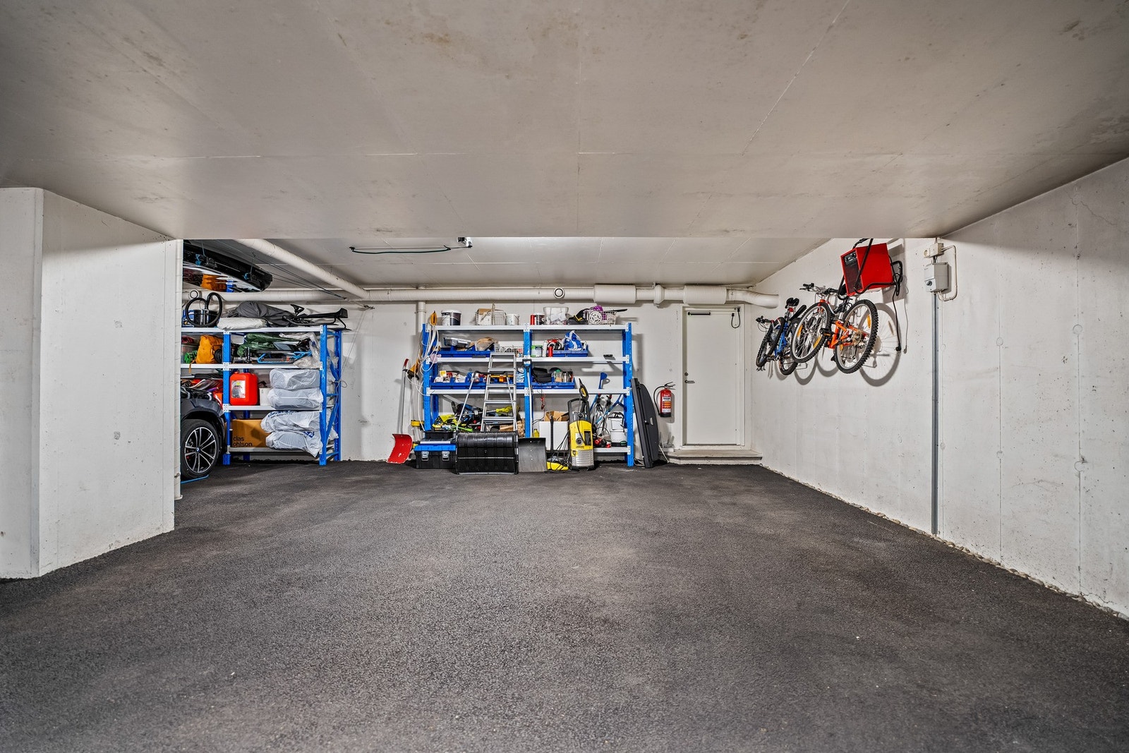 Boligen disponerer 2 stk. parkeringsplasser i felles garasjeanlegg. Galleribilde