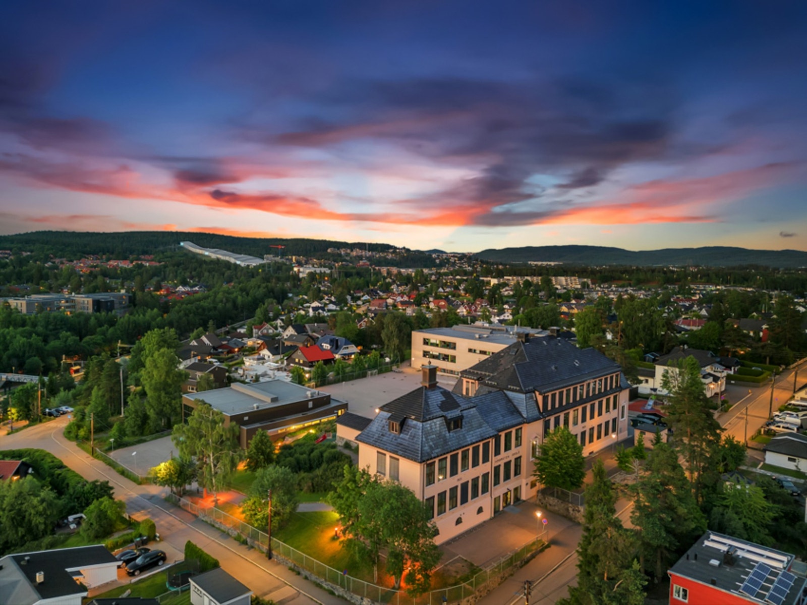 Boligen sokner til Høybråten barneskole og Stasjonsfjellet ungdomsskole. Galleribilde